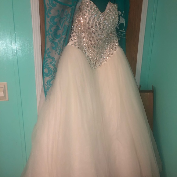 Wedding Dress - Picture 1 of 2